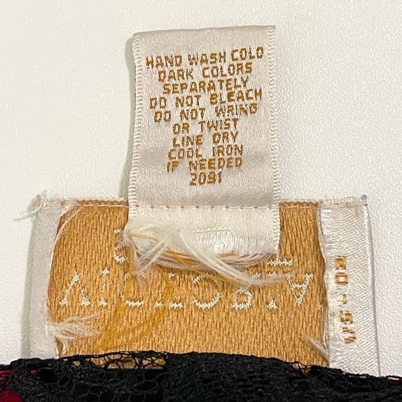 Victoria’s Secret Vintage Gold Label Silk Lace Heart Teddy Bodysuit Black Red - Picture 16 of 16